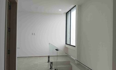 VENDO HERMOSA CASA INDEPENDIENTE CON AMPLIO PATIO POSTERIOR