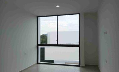 VENDO HERMOSA CASA INDEPENDIENTE CON AMPLIO PATIO POSTERIOR