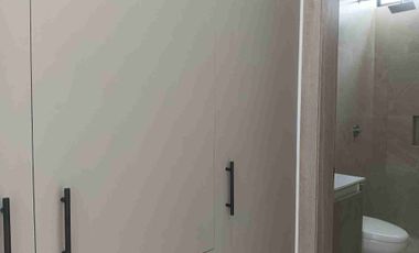 VENDO HERMOSA CASA INDEPENDIENTE CON AMPLIO PATIO POSTERIOR