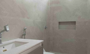 VENDO HERMOSA CASA INDEPENDIENTE CON AMPLIO PATIO POSTERIOR