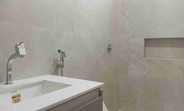 VENDO HERMOSA CASA INDEPENDIENTE CON AMPLIO PATIO POSTERIOR