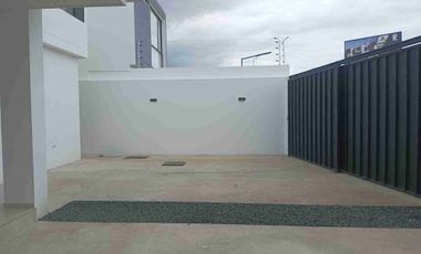 VENDO HERMOSA CASA INDEPENDIENTE CON AMPLIO PATIO POSTERIOR