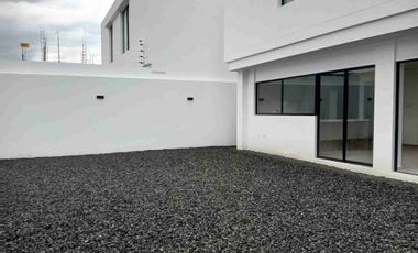 VENDO HERMOSA CASA INDEPENDIENTE CON AMPLIO PATIO POSTERIOR