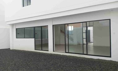 VENDO HERMOSA CASA INDEPENDIENTE CON AMPLIO PATIO POSTERIOR