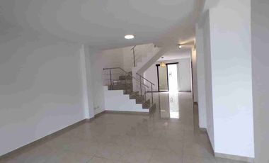 Alquiler de casa en Ciudad Celeste de 3 habitaciones cerca de colegio Alemán Humboldt