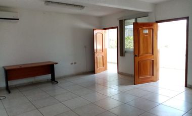 ✨PATIO CON OFICINAS ADMINISTRATIVAS EN RENTA EN CIUDAD DEL CARMEN✨ 📍Calle 70 Col. San Agustín del Palmar