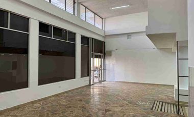 De renta local comercial en el  centro de la ciudad  de Ibarra,a 200 metros del municipio y la prefectura