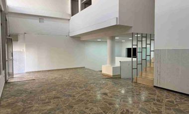 De renta local comercial en el  centro de la ciudad  de Ibarra,a 200 metros del municipio y la prefectura