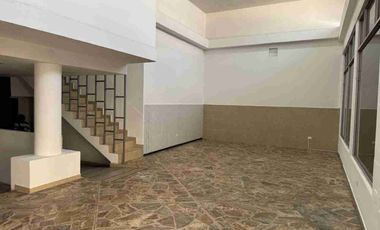 De renta local comercial en el  centro de la ciudad  de Ibarra,a 200 metros del municipio y la prefectura