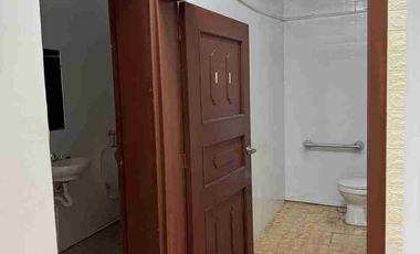 De renta local comercial en el  centro de la ciudad  de Ibarra,a 200 metros del municipio y la prefectura