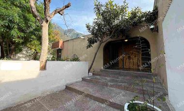 Casa en venta Contry la silla primer sector, Guadalupe Nuevo León.