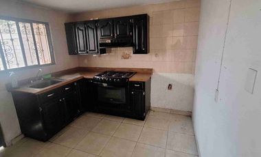 se renta casa en Valle del Moral, zona norte