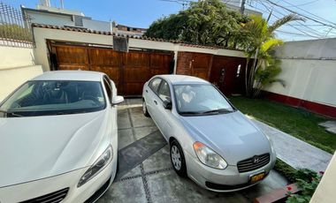 SE VENDE CASA 8 DORMITORIOS URB. HIGUERETA, SURCO
