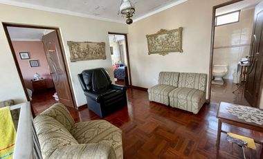 SE VENDE CASA 8 DORMITORIOS URB. HIGUERETA, SURCO