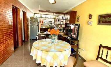 SE VENDE CASA 8 DORMITORIOS URB. HIGUERETA, SURCO