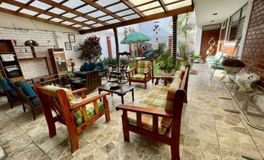 SE VENDE CASA 8 DORMITORIOS URB. HIGUERETA, SURCO