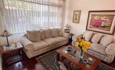 SE VENDE CASA 8 DORMITORIOS URB. HIGUERETA, SURCO