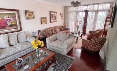 SE VENDE CASA 8 DORMITORIOS URB. HIGUERETA, SURCO