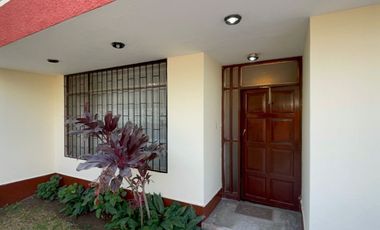 SE VENDE CASA 8 DORMITORIOS URB. HIGUERETA, SURCO