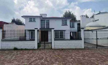 Se renta casa amplia con jardin amplio en condominio en Calimaya, Estado de México