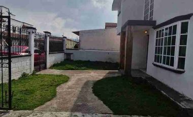 Se renta casa amplia con jardin amplio en condominio en Calimaya, Estado de México