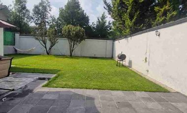 Se renta casa amplia con jardin amplio en condominio en Calimaya, Estado de México