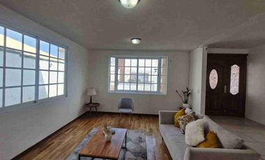 Se renta casa amplia con jardin amplio en condominio en Calimaya, Estado de México