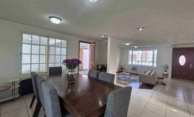 Se renta casa amplia con jardin amplio en condominio en Calimaya, Estado de México