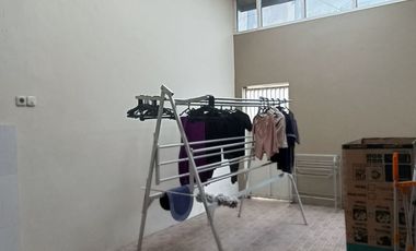 dijual MURAH Rumah MANYAR indah  include interior  100 METER DR RAYA siap huni dkt Gunawangsa Manyar,dkt Klampis,MERR ,kertajaya