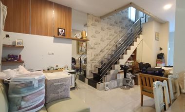 dijual MURAH Rumah MANYAR indah  include interior  100 METER DR RAYA siap huni dkt Gunawangsa Manyar,dkt Klampis,MERR ,kertajaya