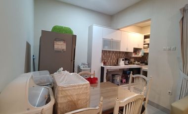 dijual MURAH Rumah MANYAR indah  include interior  100 METER DR RAYA siap huni dkt Gunawangsa Manyar,dkt Klampis,MERR ,kertajaya