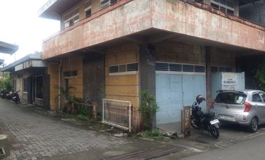 Dijual Rumah Luas di Kawasan Bisnis Pasar Legi Solo – Hitung Tanah!