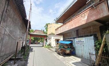 Dijual Rumah Luas di Kawasan Bisnis Pasar Legi Solo – Hitung Tanah!