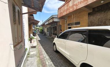 Dijual Rumah Luas di Kawasan Bisnis Pasar Legi Solo – Hitung Tanah!