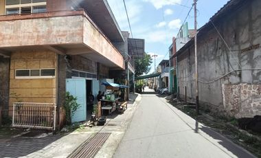 Dijual Rumah Luas di Kawasan Bisnis Pasar Legi Solo – Hitung Tanah!