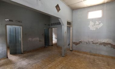 Dijual Rumah Luas di Kawasan Bisnis Pasar Legi Solo – Hitung Tanah!