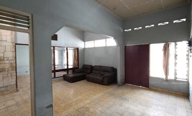 Dijual Rumah Luas di Kawasan Bisnis Pasar Legi Solo – Hitung Tanah!