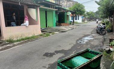 Dijual Rumah Luas Bonus 2 Ruko Strategis di Pabelan Kartasura