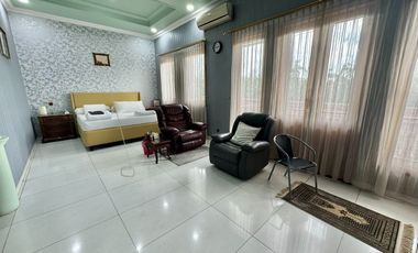 RUMAH MEWAH KONDISI PRIMA KEBAYORAN LAMA LOKASI STRATEGIS & ASRI LENGKAP KOLAM RENANG, TAMAN, BALKON SHM