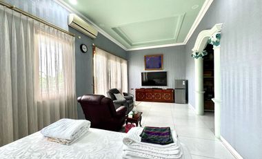 RUMAH MEWAH KONDISI PRIMA KEBAYORAN LAMA LOKASI STRATEGIS & ASRI LENGKAP KOLAM RENANG, TAMAN, BALKON SHM
