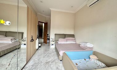 RUMAH MEWAH KONDISI PRIMA KEBAYORAN LAMA LOKASI STRATEGIS & ASRI LENGKAP KOLAM RENANG, TAMAN, BALKON SHM