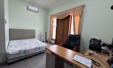 RUMAH MEWAH KONDISI PRIMA KEBAYORAN LAMA LOKASI STRATEGIS & ASRI LENGKAP KOLAM RENANG, TAMAN, BALKON SHM