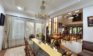 RUMAH MEWAH KONDISI PRIMA KEBAYORAN LAMA LOKASI STRATEGIS & ASRI LENGKAP KOLAM RENANG, TAMAN, BALKON SHM