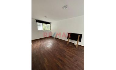 Vendo Casa Frente A Loma Amarilla En Santiago De Surco!