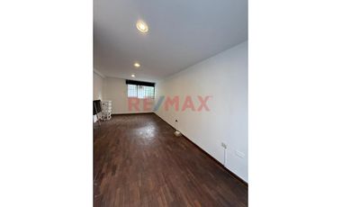 Vendo Casa Frente A Loma Amarilla En Santiago De Surco!