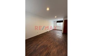 Vendo Casa Frente A Loma Amarilla En Santiago De Surco!