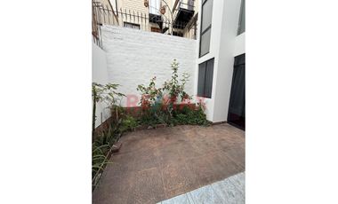 Vendo Casa Frente A Loma Amarilla En Santiago De Surco!