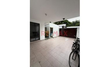 Vendo Casa Frente A Loma Amarilla En Santiago De Surco!