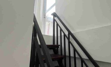 Dijual /Disewakan Rumah 2 Lt Furnish kebon jeruk