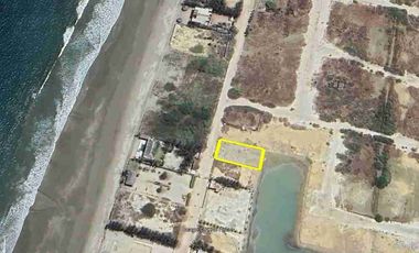 Se vende terreno en playa Pacoa a una cuadra del mar